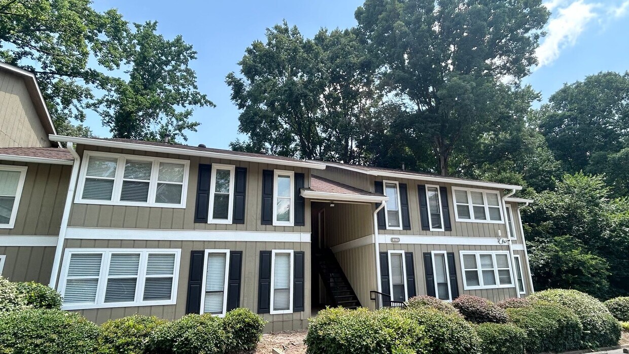 Foto principal - North Atlanta 1 Bed-1 Bath Condo, LVP Hard...