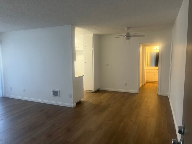Amplia sala de estar - Beachwood Village Apartments