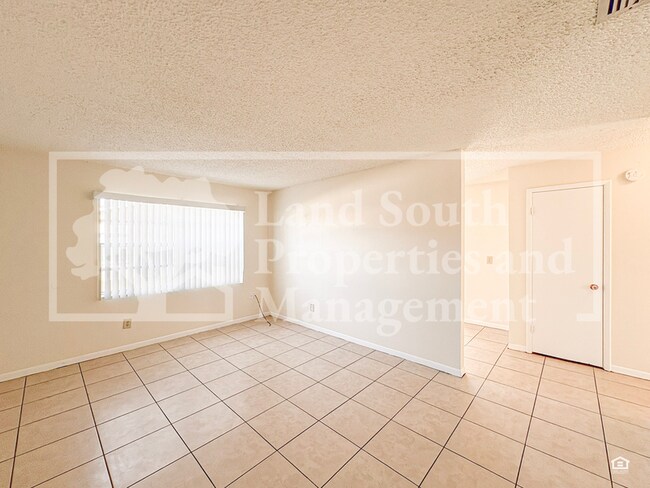 Foto del edificio - 5842 Charlton Dr