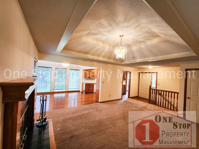 Building Photo - 3 Bedroom, 2 Full Bathrooms and oversized ...
