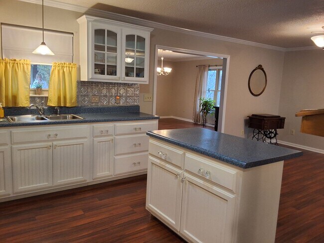 Foto del edificio - Lenoir City 37772- 3 bedroom, 2 bath home with a 2-car garage - Contact Sharon Arnwine (865) 313-...