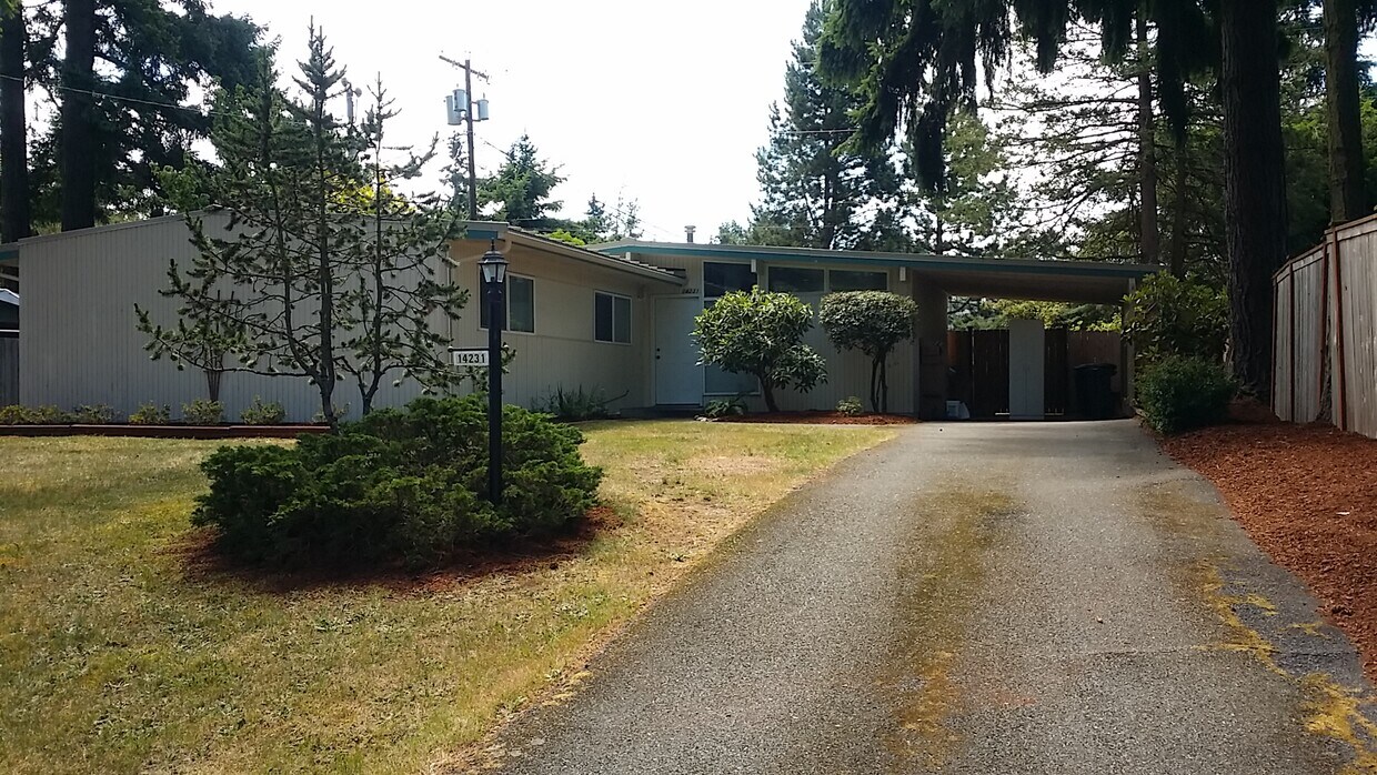Front - 14231 Lake Hills Blvd