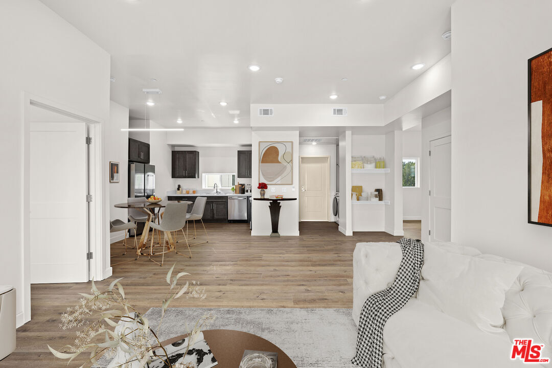 Foto principal - 7411 Artesia Blvd