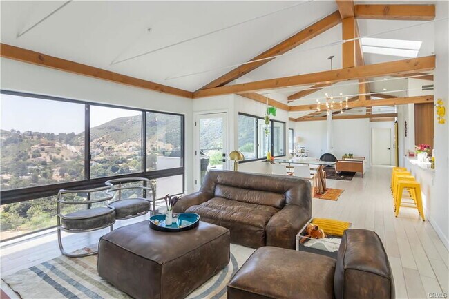 Building Photo - 14 Stallion Rd