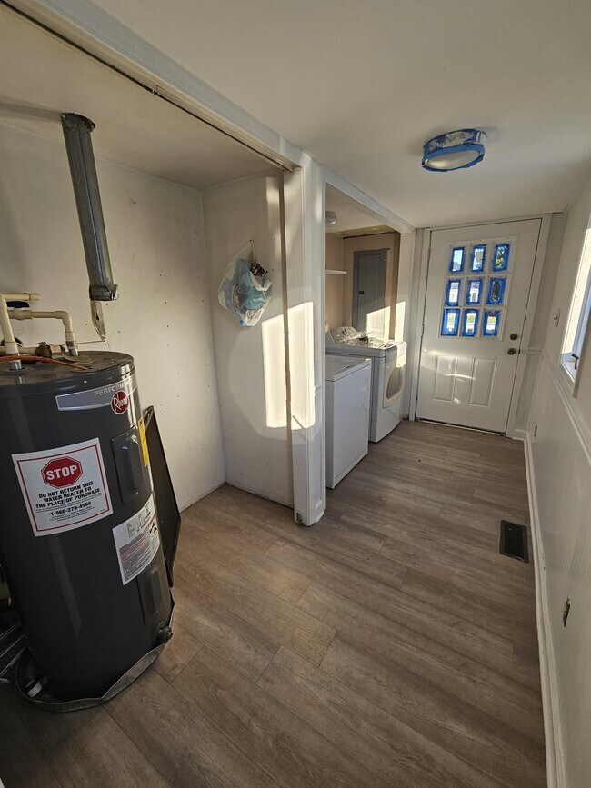 Foto del edificio - 106 Railroad Ave