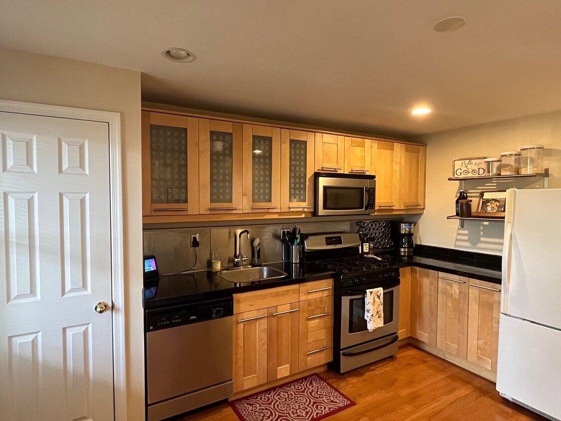 eat in kitchen - 2210 E Baltimore St