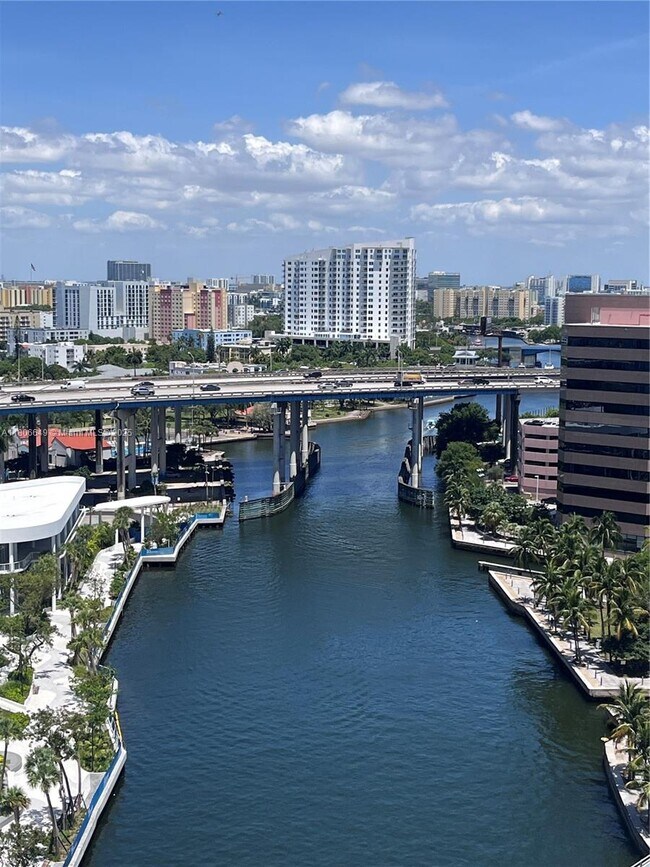 Foto del edificio - 185 SW 7th St