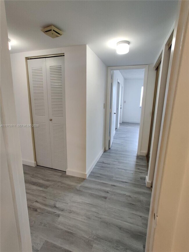 Foto del edificio - 17000 NW 67th Ave