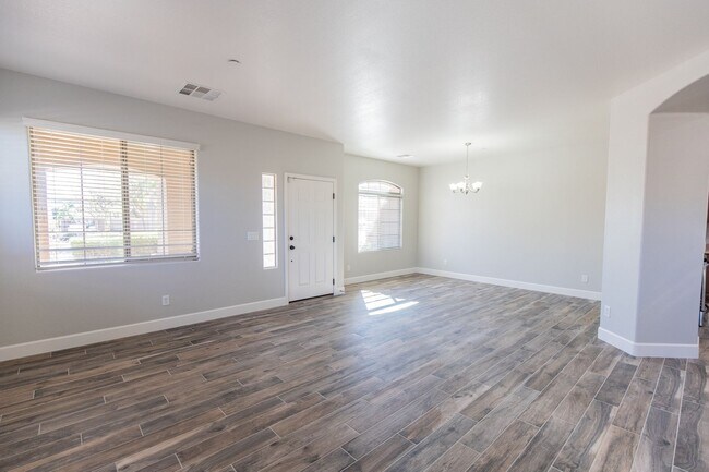 Building Photo - Beautiful upgraded single story with 4 bed...