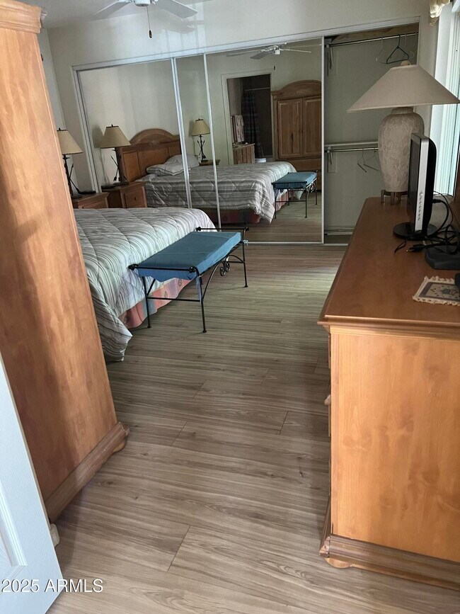 Foto del edificio - 9745 N 95th St