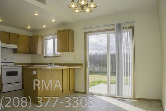 Building Photo - 3 Bedroom Home off Five Mile & Fairview
