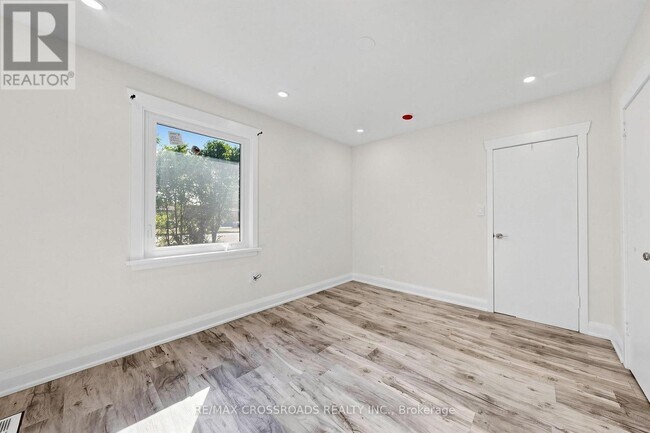 Photo du bâtiment - 1496 Simcoe St N
