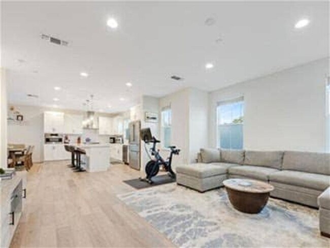Foto del edificio - Beautiful, light filled home with EV charger, cozy backyard, very convenient SWSR location