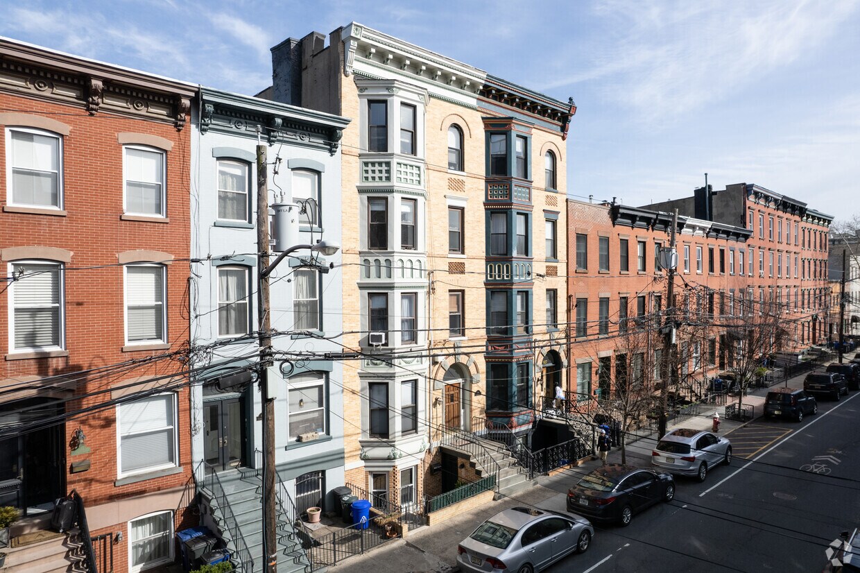 Primary Photo - 829 Garden St