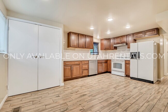 Building Photo - 2551 E Elm Ave