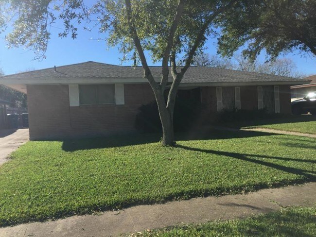 Building Photo - 218 Frio Dr