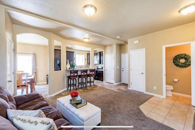 Building Photo - 1521 W Kingsbarn Way