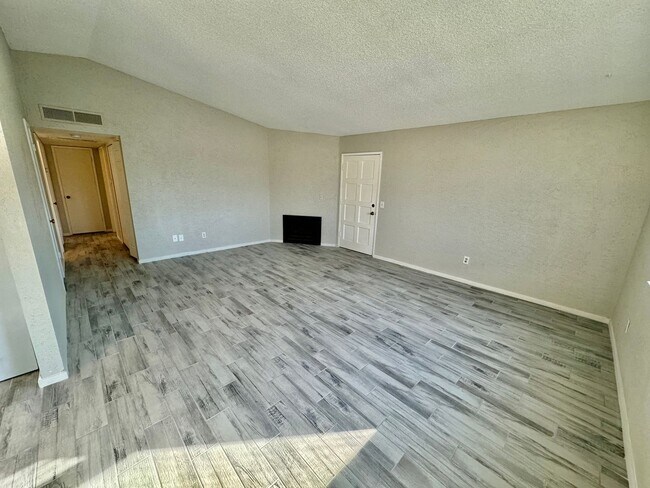 Foto del edificio - Spacious 2BD/2BTH with Private 2 Car Garage!