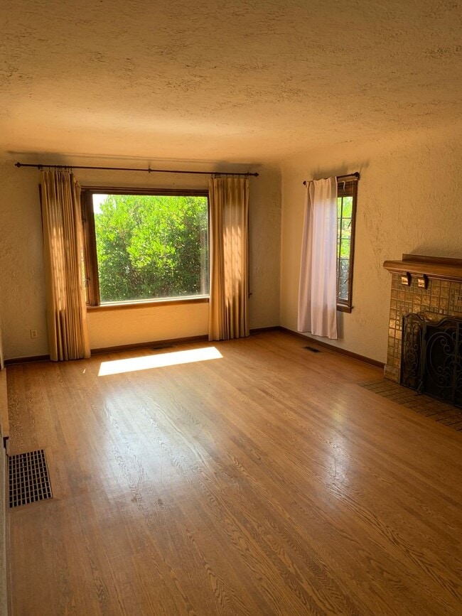 Building Photo - Spacious 4 Bed/1.5 Bath House in desirable...