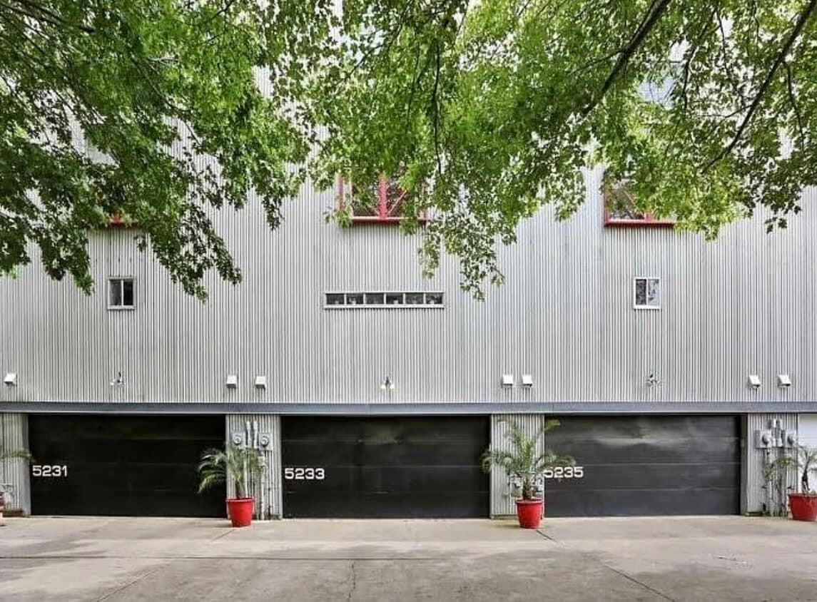 Primary Photo - 5233 Blossom St