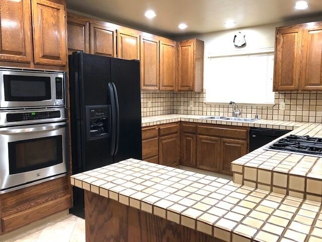 Building Photo - Lakewood Hills Duet