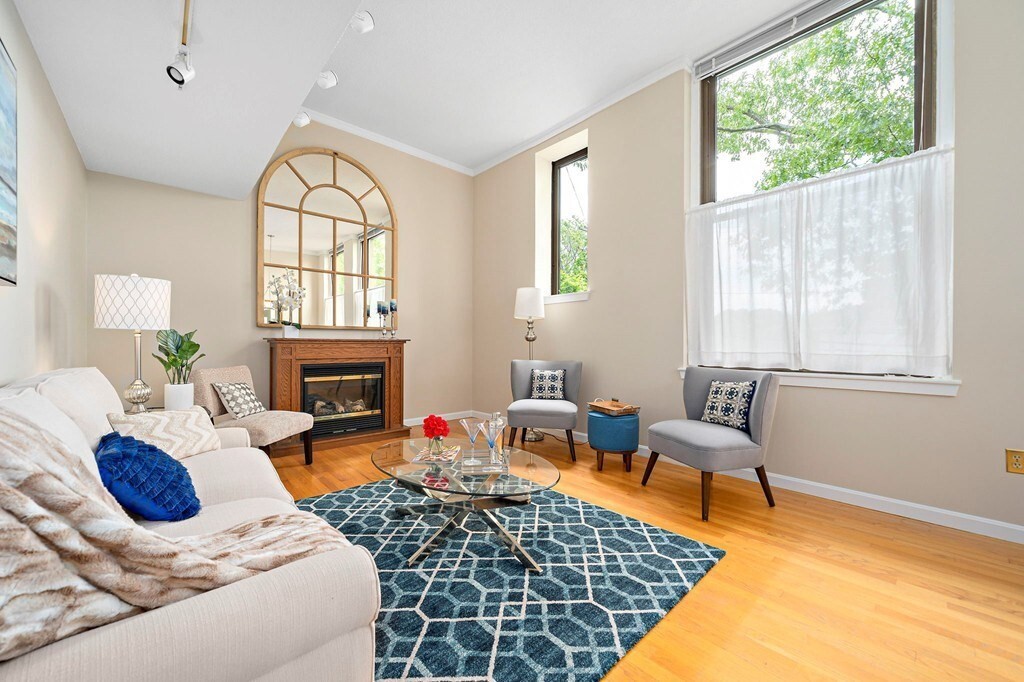 Foto principal - 94 Newbury Ave