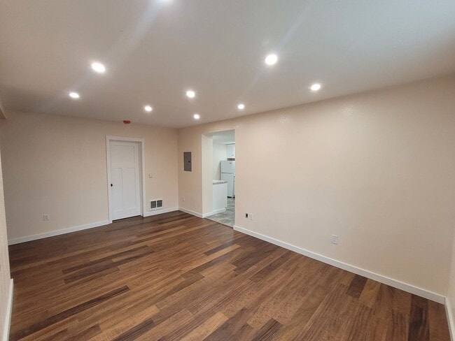 Building Photo - R290