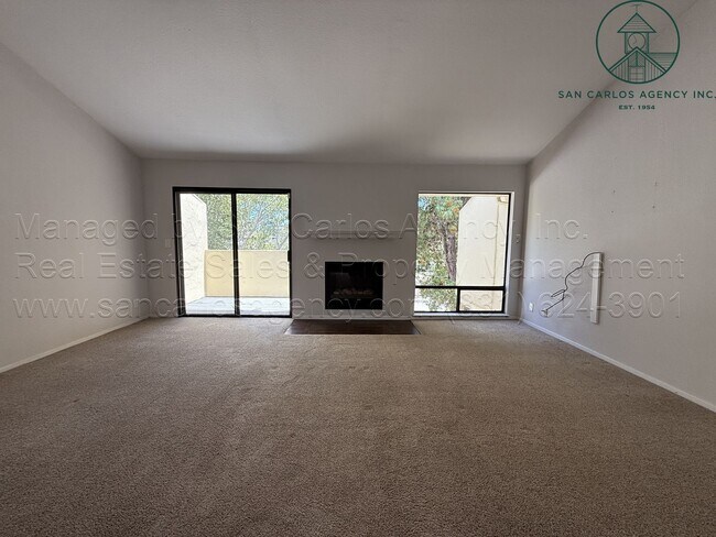 Foto del edificio - Spacious & Updated Two Bedroom Downtown Monterey Condominium
