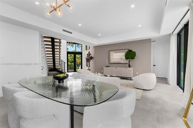 Foto del edificio - 1003 NE Little River Dr