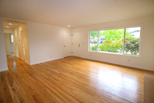 Building Photo - 1914 SE Oak Crest Dr