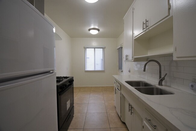 Building Photo - 6308 Vineland Ave
