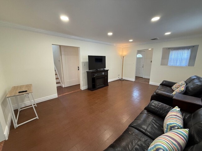 Building Photo - Spectacular 3 Bed/3 Bath Home in Long Beach!