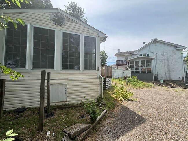 Foto del edificio - Spacious rooms, updated mechanicals, and convenient Canonsburg living