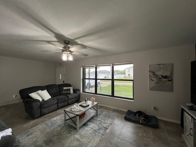 Building Photo - *Coming Soon * 3/2/1 Conveniently Located In  Port St Lucie