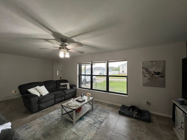 Foto del edificio - *Coming Soon * 3/2/1 Conveniently Located In  Port St Lucie