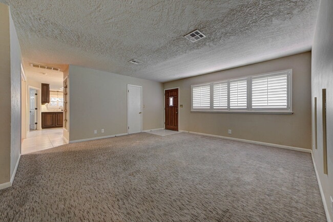 Building Photo - 1202 Benson Dr