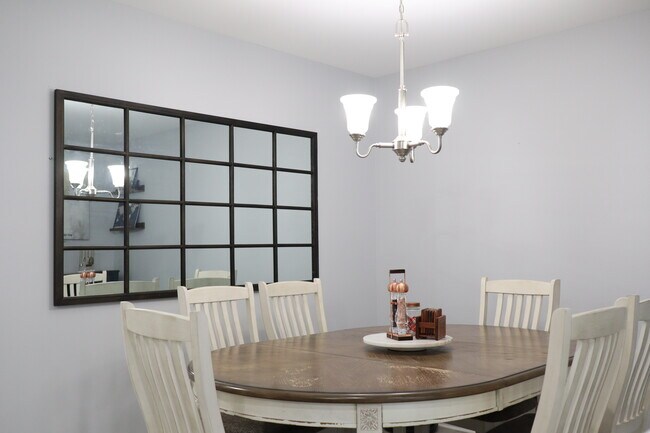Foto del edificio - 1727 Campau Farms Cir
