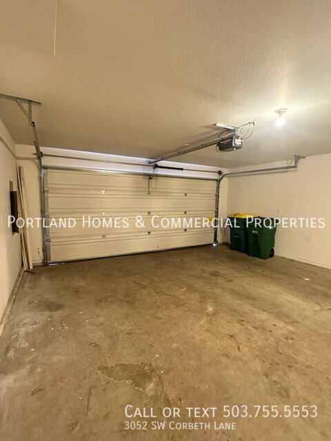 Building Photo - Spacious 3- bedroom Rowhouse