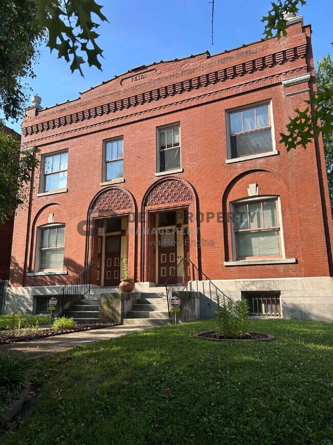 Foto del edificio - 2304 Russell Blvd