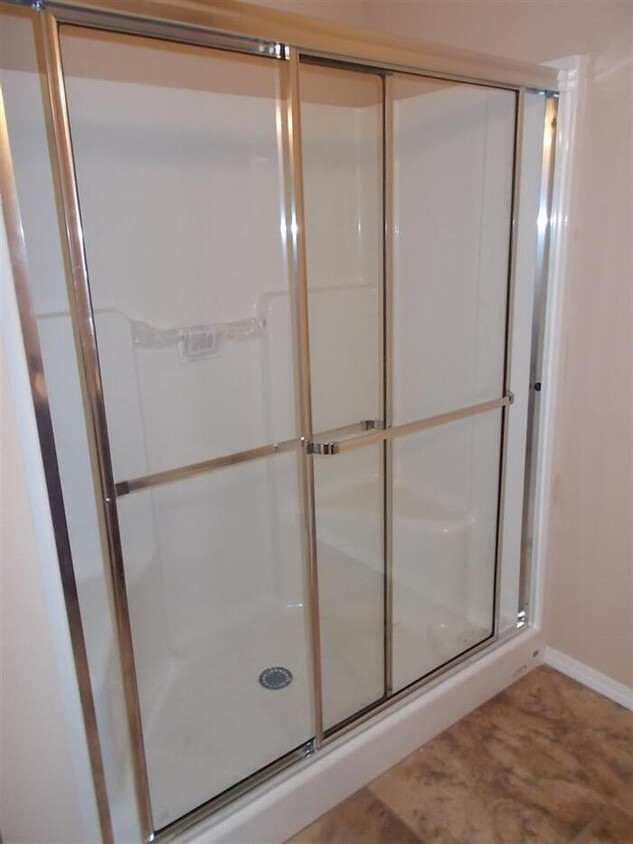 Building Photo - Beautiful 3 bed, 2 bath 3 car garage locat...