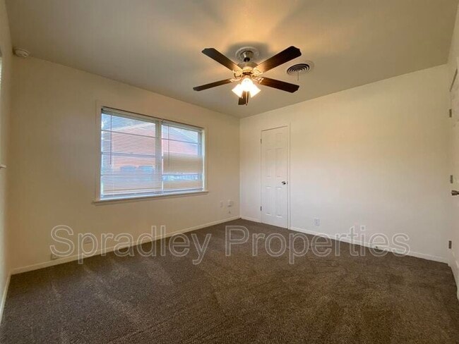 Building Photo - 3213 Pin Oak Dr