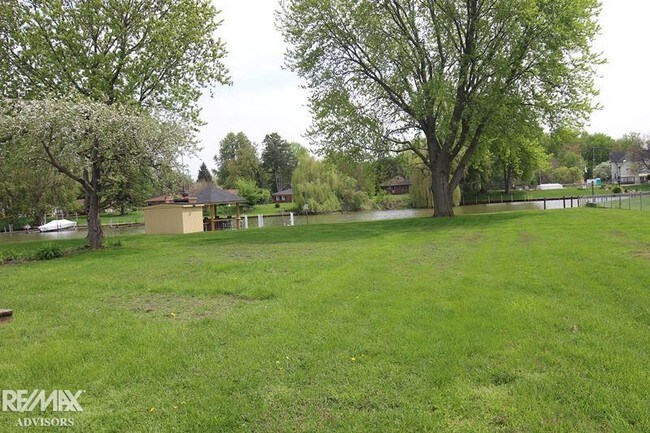 Building Photo - 25520 N River Rd