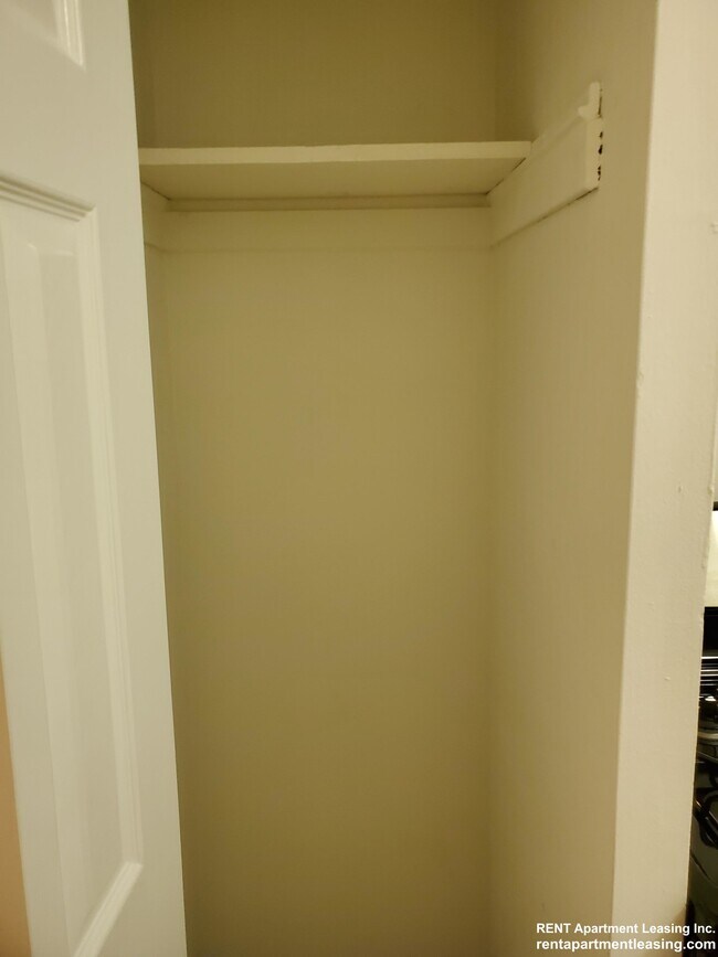 Building Photo - 6211 N Kenmore Ave