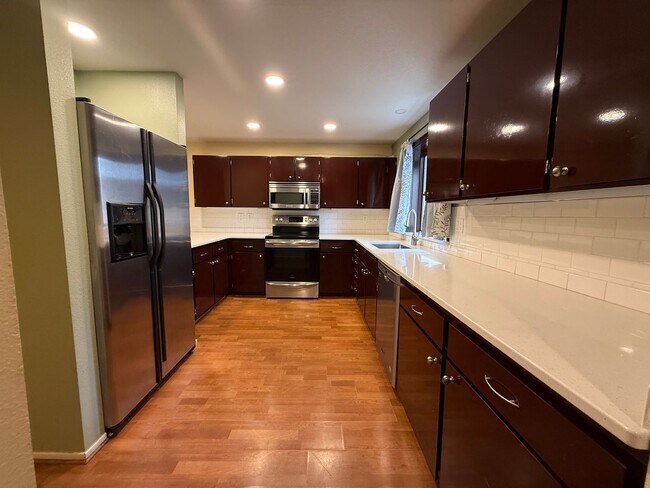 Building Photo - 2 Bed/2.5 Bath Townhome with Garage, Pool and Tennis Court