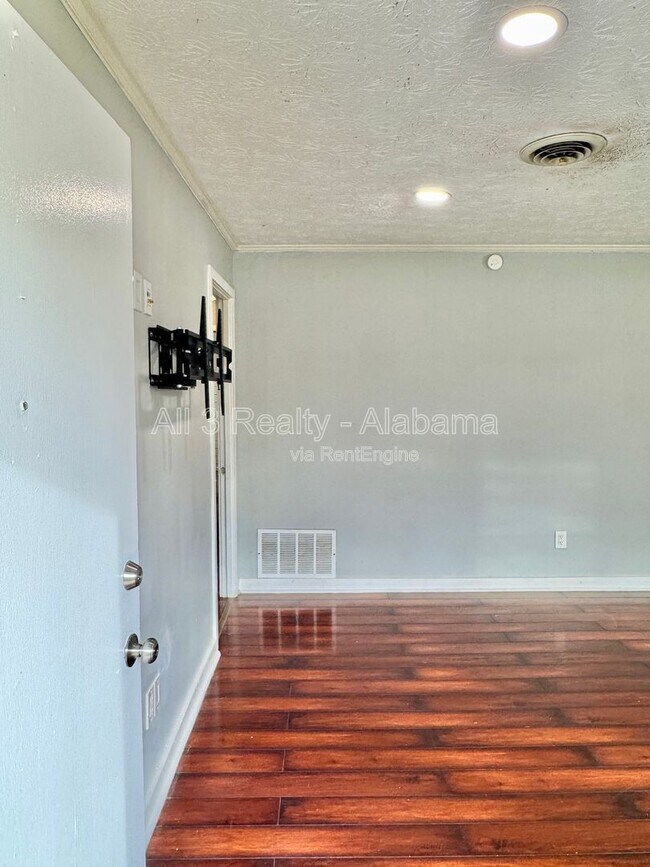 Building Photo - 3405 Vermont Dr