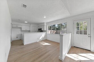 Building Photo - 2042 Lexington Woods Dr