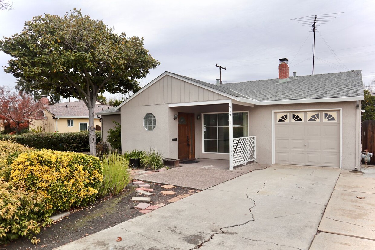 Primary Photo - Stunning home in Palo Alto - close to Stan...