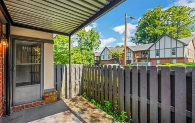 Foto del edificio - 6851 Roswell Rd