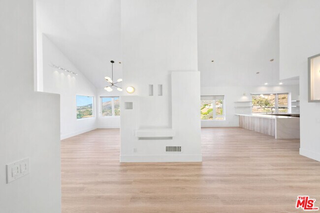 Building Photo - 3203 Rambla Pacifico St