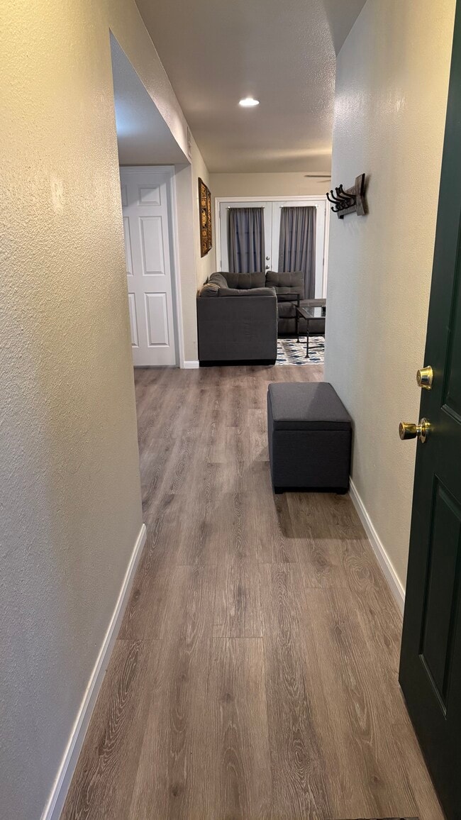 Entryway - 356 W Harwood Rd